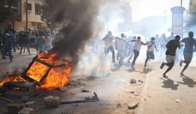 Senegal’de cumhurbaşkanı seçimi süresiz ertelendi, sokaklar savaş alanına döndü