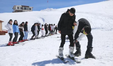 Hakkari’de 3 Bin 200 Öğrenciye Kayak Eğitimi Verildi