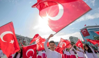 İzmir’de 23 Nisan Ulusal Egemenlik ve Çocuk Bayramı Coşkusu