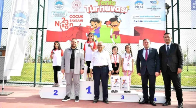 Kayseri Büyükşehir Belediye Başkanı, 23 Nisan Tenis Turnuvası’nda dereceye giren çocuklara madalyalarını verdi