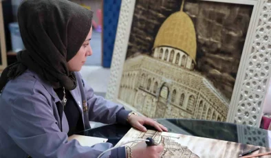 Konya’da Kudüs’ü ahşap yakma sanatıyla işleyen kadın