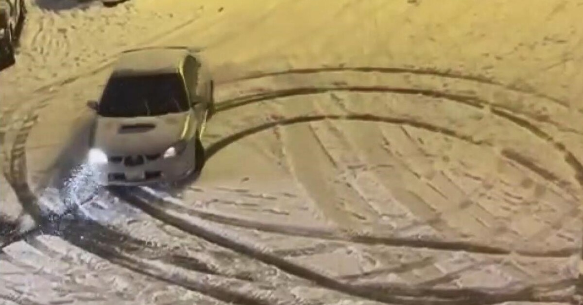 Karlı havaya aldırmayıp drift attı!
