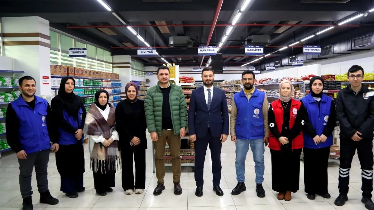 Elden gönüle Sosyal Yardım Merkezinden ihtiyaç sahiplerine gıda kolisi yardımı yapılıyor